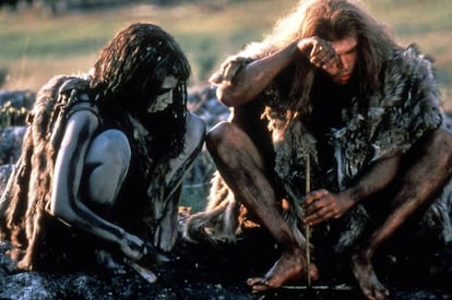 Fotograma de la película 'En busca del fuego' (1981), que muestra a una 'sapiens' y un neandertal.