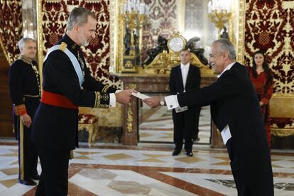 
El rey Felipe VI entregó las cartas credenciales de los nuevos embajadores en España de Mali, Moldavia, Grecia, Ecuador, Rumanía y Palestina, en el Palacio Real este jueves. En la imagen, el nuevo embajador de Palestina, Husni Abdel Wahed.