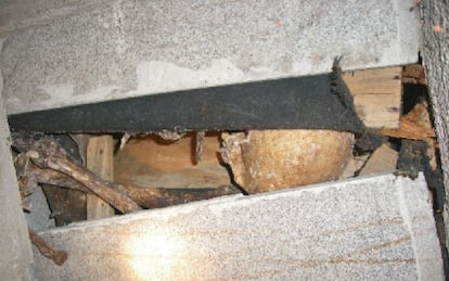 En una cata anterior a la efectuada para exhumar a los Lapeña, se pudo observar el estado de algunas de las cajas de enterrados. Rotas o abiertas.