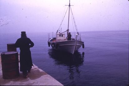 Un monje espera el atraque de un barco