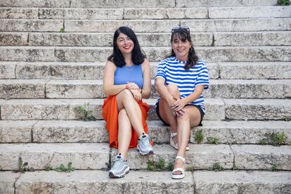 Araceli Martin Chicano (con falda naranja) y Candela Montero, promotoras de Jarana Club, posan en Málaga el 7 de julio de 2023.