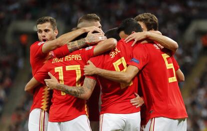 Los jugadores de España, celebran el gol marcado por Saúl Ñíguez.