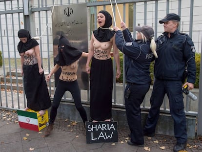 Activistas de Femen ante la embajada de Irán en Berlín protestan por la ejecución de una mujer.