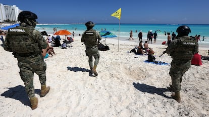 Elementos de la Marina patrullan una playa en Cancún, en Quintana Roo (México).