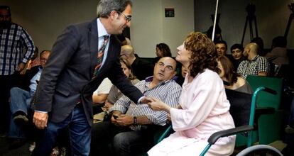 El alcalde de Burjassot, Jordi Sebasti&aacute;, saluda a la concejal socialista Olga Camps en el hospital.