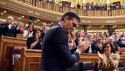 Pedro Sánchez, aplaudido por los parlamentarios socialistas, este martes en el Congreso. 