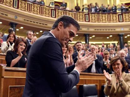 Pedro Sánchez, aplaudido por los parlamentarios socialistas, este martes en el Congreso. 