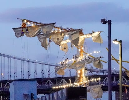 Marineros hang on the masts of Cuauhtémoc, in New York.