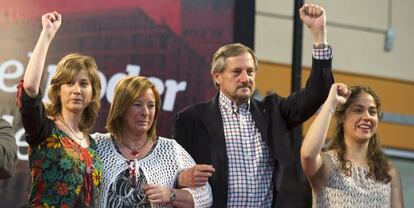 Marina Albiol, Marga Sanz, Willy Meyer y Lara Hernández, ayer en el mitin del polideportivo de El Cabanyal en Valencia.