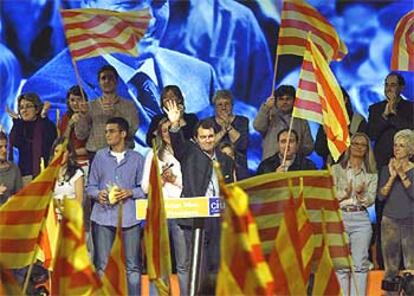 Artur Mas, durante un mitin en La Farga de L'Hospitalet de Llobregat.