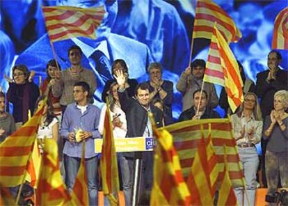 Artur Mas, durante un mitin en La Farga de L&#39;Hospitalet de Llobregat.