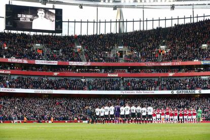 Los jugadores del Arsenal y del Liverpool guardan un minuto de silencio tras la muerte de Tom Finney.