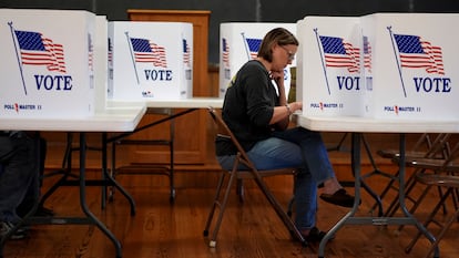 Kristin Scruggs vota en la escuela Buck Creek en Kansas. 