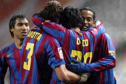 Gio, Motta, Deco y Ronaldinho celebran el primer gol del Barcelona.