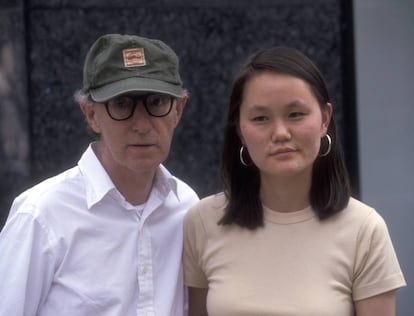 Woody Allen y Soon Yi Previn paseando por Nueva York en 1998, un año después de casarse.