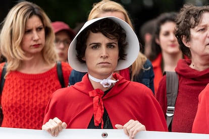 Una mujer se manifiesta frente a la embajada estadounidense en París en contra de las leyes antiaborto.