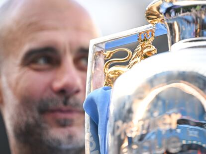 Pep Guardiola posa junto al trofeo de la Premier League.