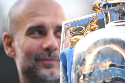 Pep Guardiola posa junto al trofeo de la Premier League.