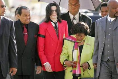 Michael Jackson llega al tribunal de Santa María acompañado de sus padres.