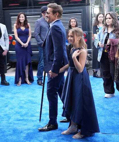 El actor Jeremy Renner junto a su hija, Ava Berlin Renner, en el estreno de 'Rennervations' en Los Ángeles, el 11 de abril de 2023.