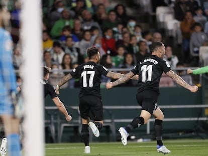 Morente y Josan celebran el gol del Elche ante la desolación de Rui Silva.