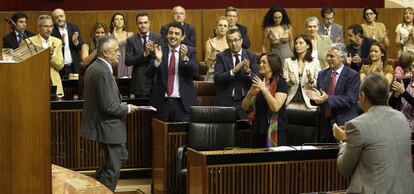 Parlamentarios aplauden al presidente Griñán.