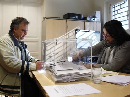 Un ciudadano vota en el Consulado español en Montevideo en junio de 2016.