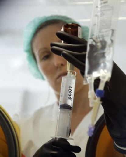 Preparaci&oacute;n de quimioterapia en un centro de oncolog&iacute;a en Niza.