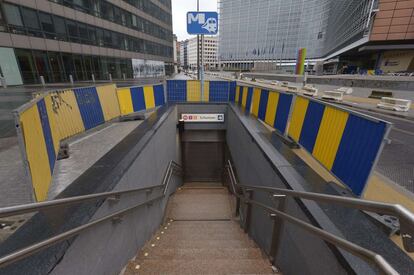 Entrada a l'estació Shuman del metro de Brussel·les, tancat aquest dissabte per l'alerta antiterrorista.