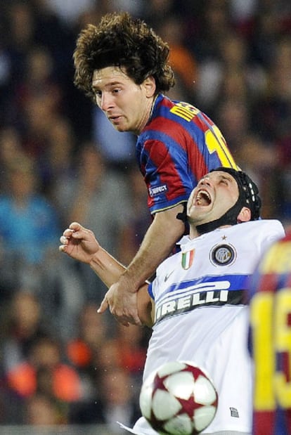 Messi salta ante Chivu.