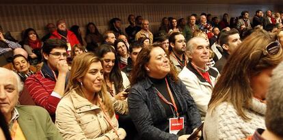 La número dos del PSOE andaluz, Susana Díaz, (de chaqueta beige) esta mañana en el congresillo.