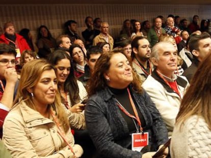 La número dos del PSOE andaluz, Susana Díaz, (de chaqueta beige) esta mañana en el congresillo.