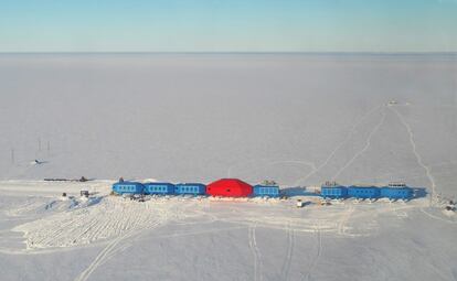 La estación científica británica se encuentra sobre la banquisa (placa de hielo flotante) de Brunt. Y puede ser remolcada y reubicada en caso de amenaza de desprendimiento de la meseta de hielo sobre la que se asienta.