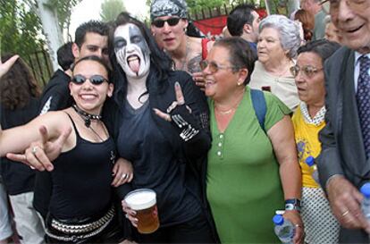 Un grupo de mayores con unos jvenes asistentes a los conciertos de Festimad, en Mstoles.