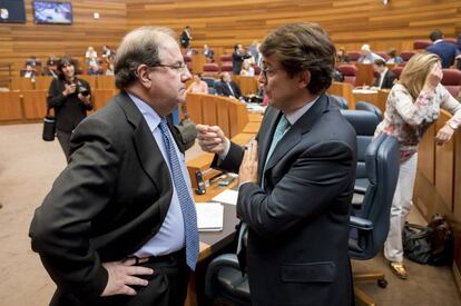 Juan Vicente Herrera conversa con Alfonso Mañueco, en 2017.
