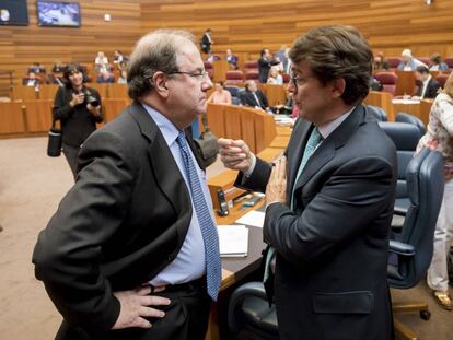  Juan Vicente Herrera conversa con Alfonso Mañueco, en 2017.