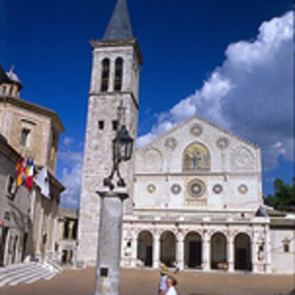 La plaza de la catedral de Spoleto, con su delicada fachada tardorrománica.