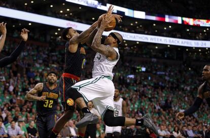 Teague trata de frenar a Thomas.