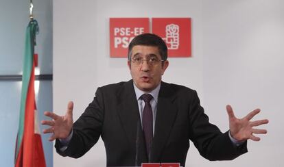 El secretario general de los socialistas vascos, Patxi López, en una conferencia de prensa en Bilbao.