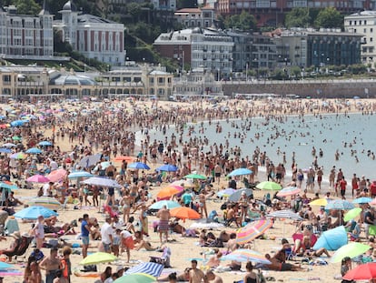 Cientos de personas alivian los efectos de las altas temperaturas este miércoles en la playa de La Concha de San Sebastián.