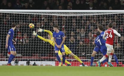 Beller&iacute;n marca el segundo gol del Arsenal.