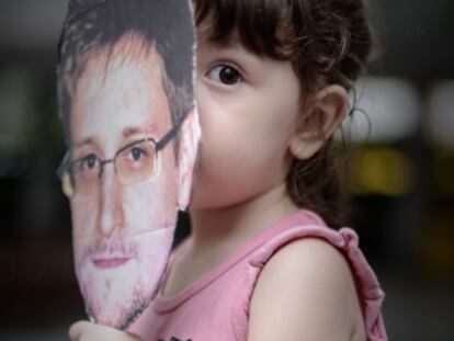 Una niña con una careta de Snowden en Hong Kong.