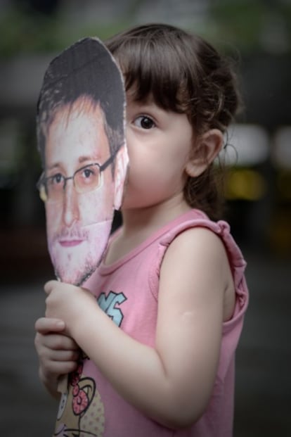 Una niña con una careta de Snowden en Hong Kong.