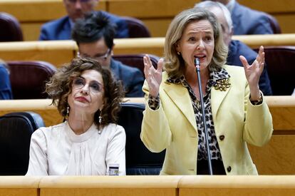 Las vicepresidentas Nadia Calviño (d) y María Jesús Montero durante la sesión de control al Gobierno celebrada este martes por el pleno del Senado.