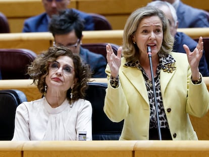 Nadia Calviño (a la derecha), vicepresidenta primera del Gobierno y ministra de Asuntos Económicos, junto a María Jesús Montero, vicepresidenta y ministra de Hacienda, este martes en el Senado.