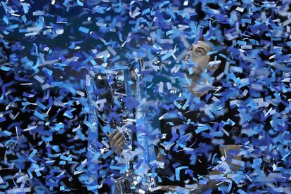 El británico Andy Murray sostiene el trofeo tras ganar la final mundial APT de tenis, contra el serbio Novak Djokovic, en Londres (Inglaterra).