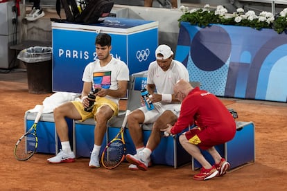 Un fisio atiende a Rafael Nadal en un momento del entrenamiento. 