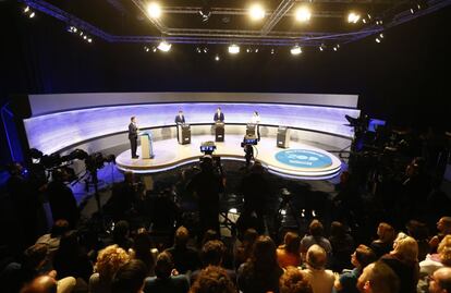 Vista general con los candidatos durante el debate.