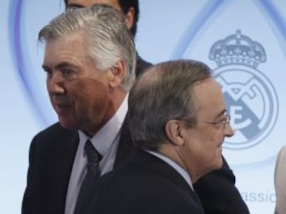 Ancelotti pasa junto a Florentino Pérez.