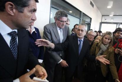 El presidente de la Junta, José Antonio Griñán, se abre paso en una visita a Córdoba.